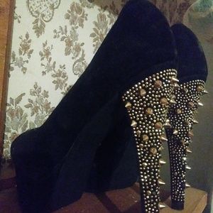 Dots size 8 heels